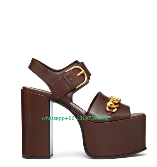 Gold Chain Sandal - Sandali con plateau design con fibbia