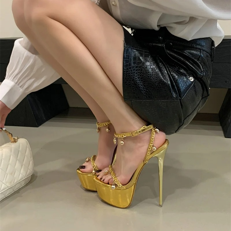 Sandali di design con pendenti - Gold Chain Sandal recensione e prezzo