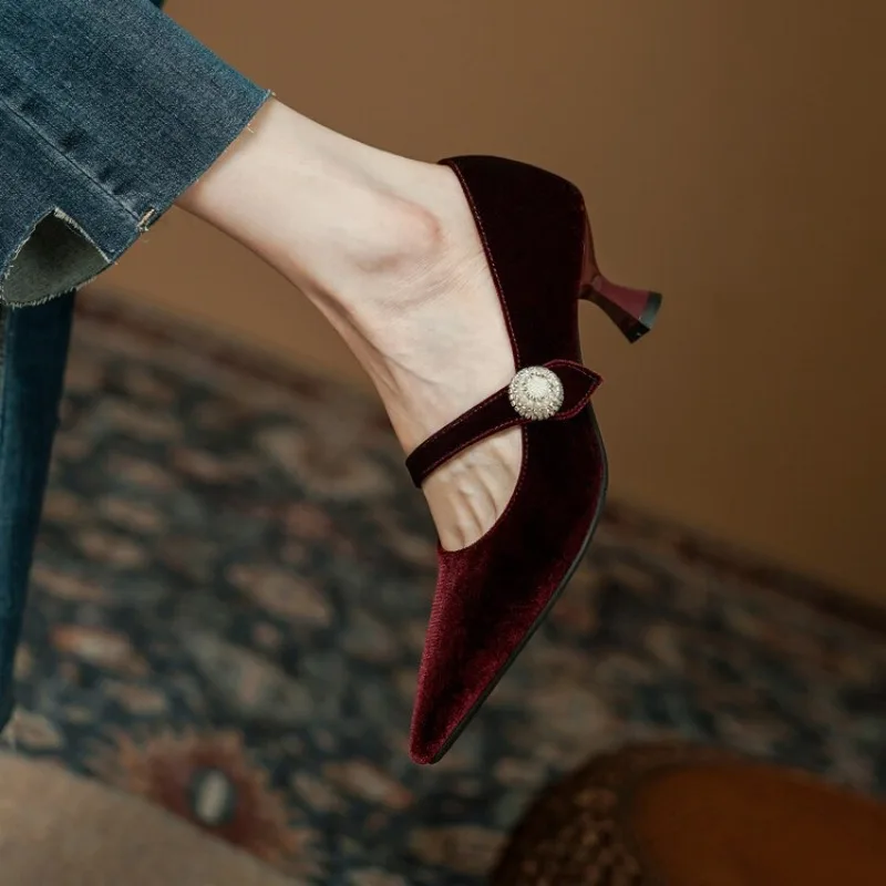 Scarpe Mary Jane a punta rosso - Mary Jane Shoes recensione e prezzo